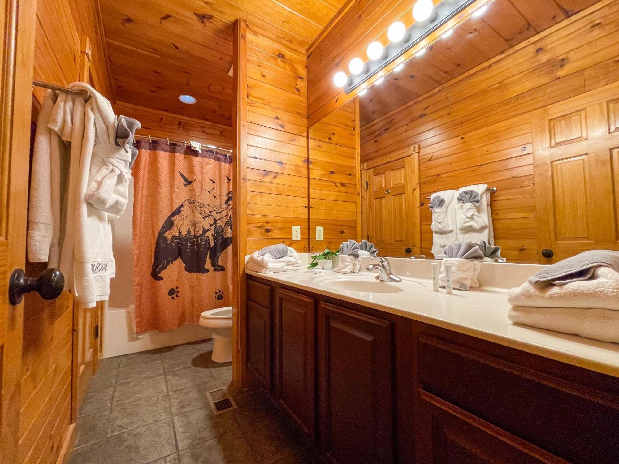 Spacious Resort Log Cabin, Easy Drive, Hot Tub, Arcade Gameroom, Mountain Vibe Gatlinburg Exterior photo