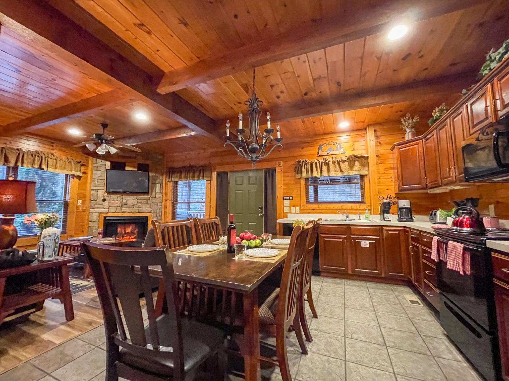 Spacious Resort Log Cabin, Easy Drive, Hot Tub, Arcade Gameroom, Mountain Vibe Gatlinburg Exterior photo